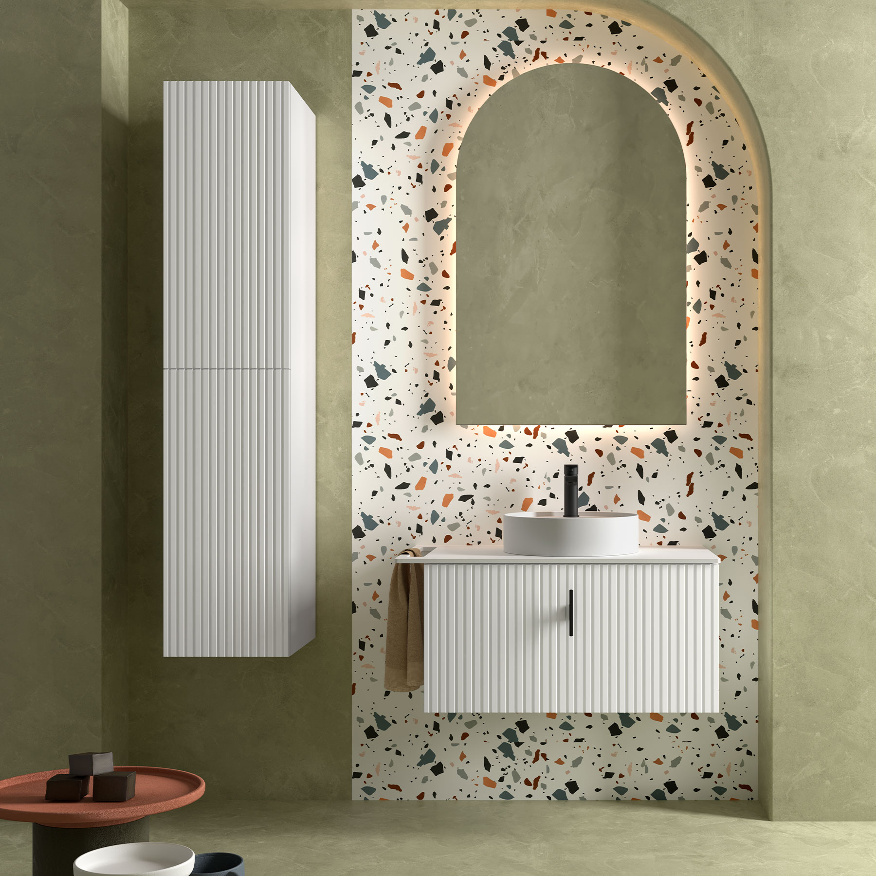 Wit wastafelmeubel met terrazzo achterwand in een boogvorm