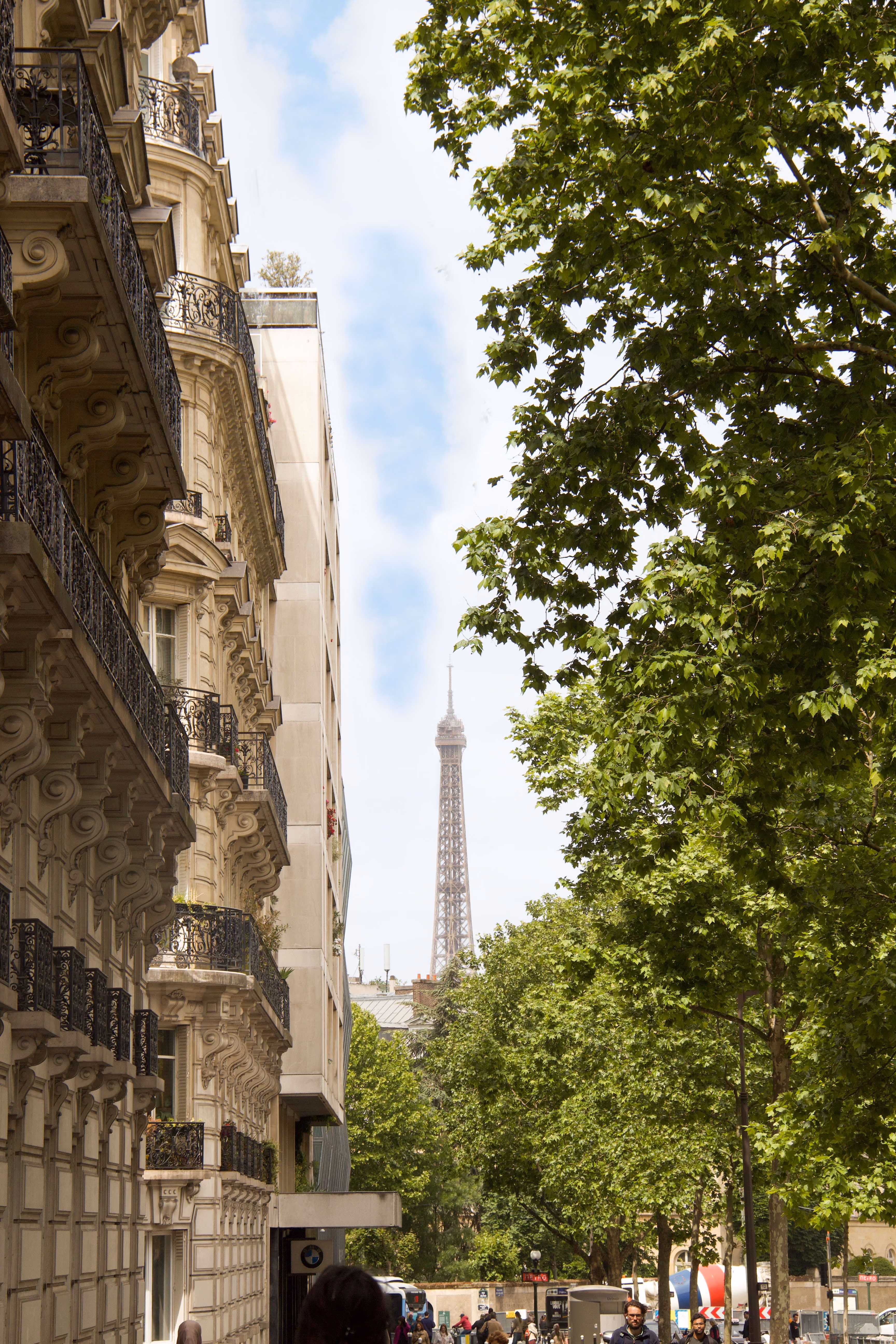Cartella in pelle gialla con il logo e il testo dell'hotel Elsa Paris Collection Vesper, appoggiata su una superficie nera.