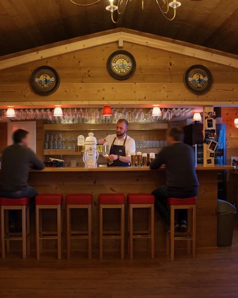 Frisch gezapftes Bier an der Bar der Hirschalm