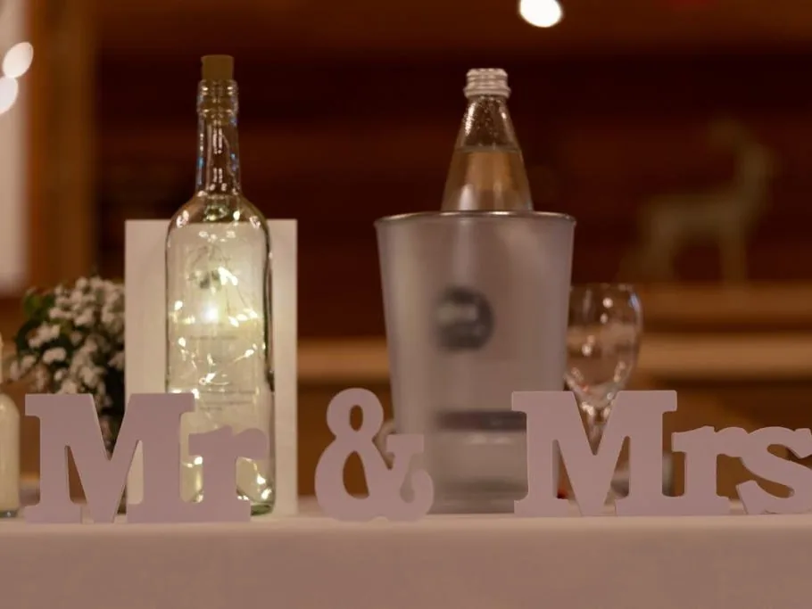 Mr und Mrs Schriftzug als Tischdeko bei einer Hochzeit in der Hirschalm