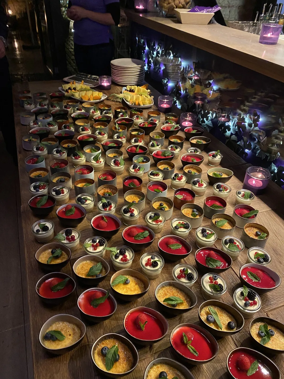 Vorbereitete Dessertschalen an der Bar der Hirschalm