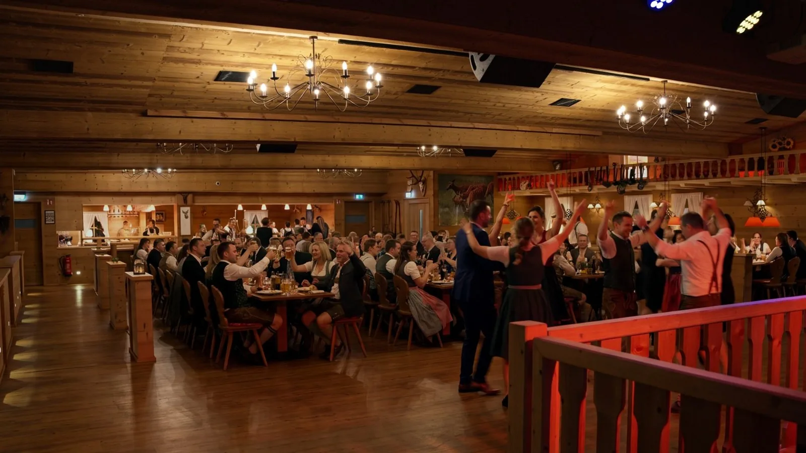 Bühne mit Sound- und Lichttechnik in der Hirschalm