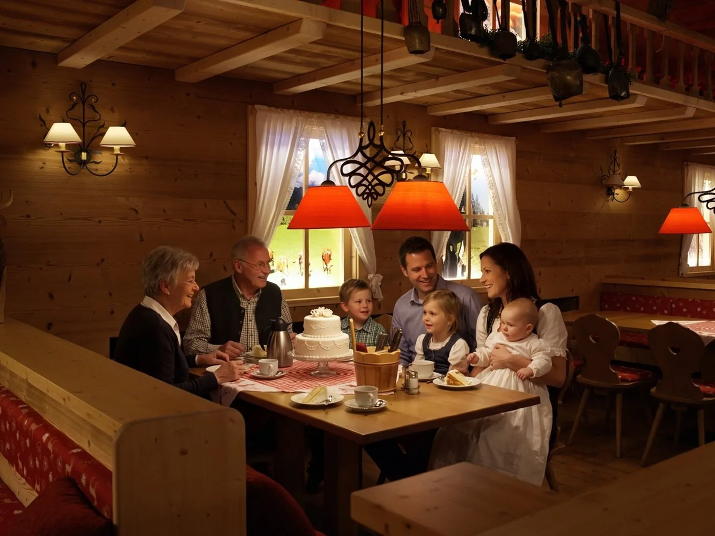 Familienfest mit festlich eingedeckter Tafel für Taufe oder Kommunion