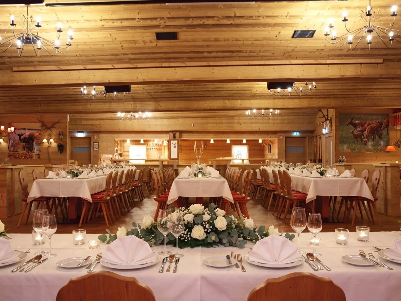 Festlich gedeckte Hochzeitstafel in der Hirschalm mit Blumendekoration