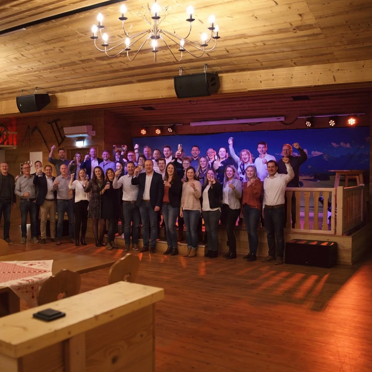 Team versammelt sich für ein Gruppenfoto in der Hirschalm
