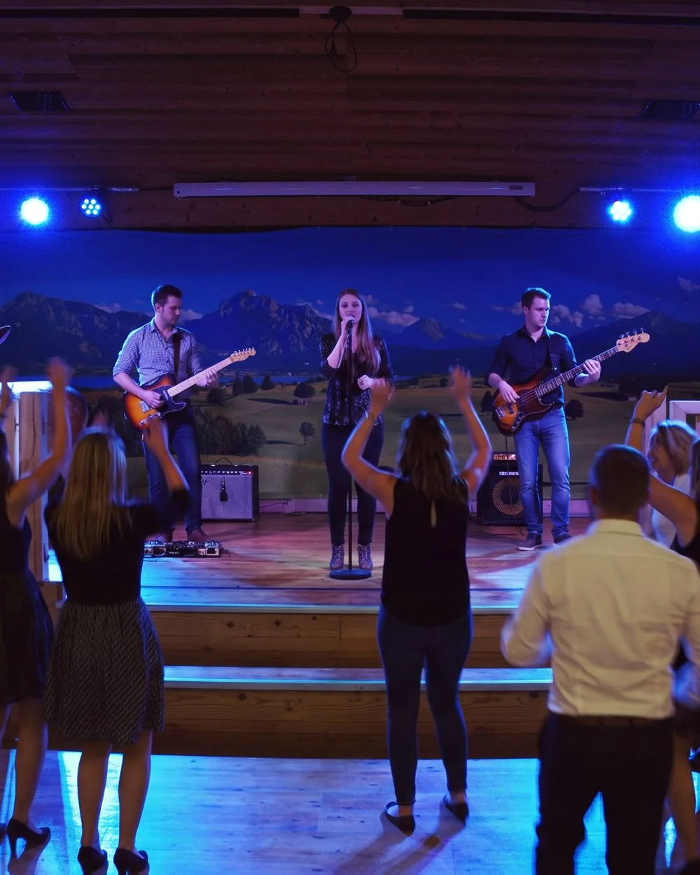 Live-Band auf der Bühne der Hirschalm mit Licht- und Tontechnik