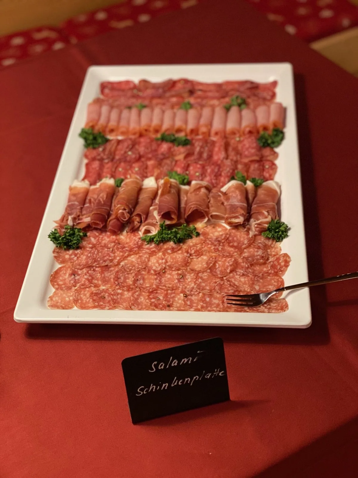 Salami- und Schinkenplatte vom Buffet der Hirschalm