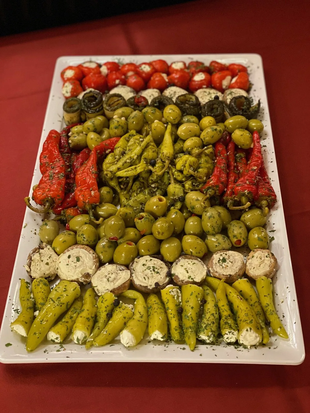 Antipasti-Platte mit Oliven, Peperoni und gefüllten Paprika