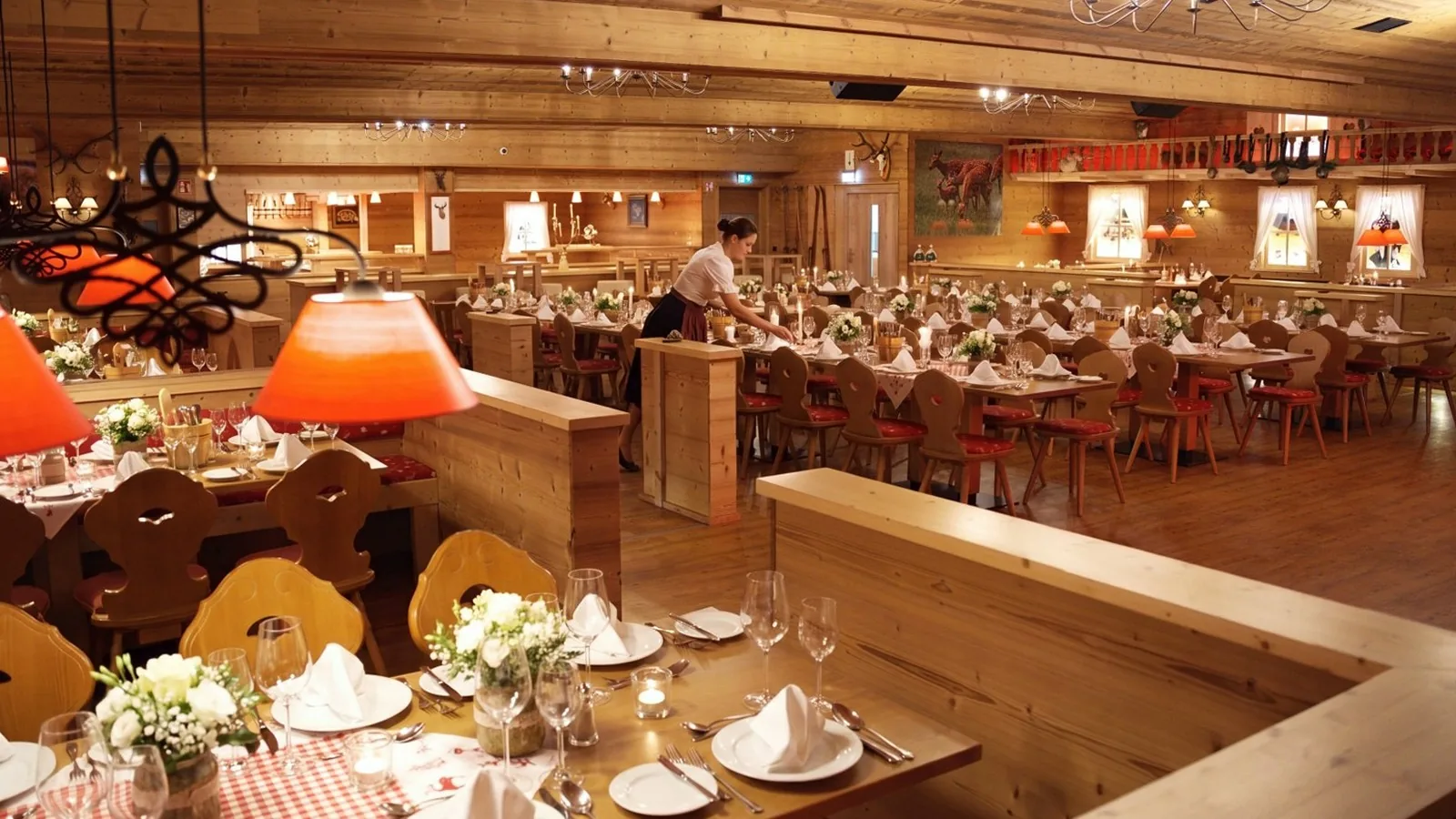 Eingedeckte Tafeln und Bar in der Hirschalm