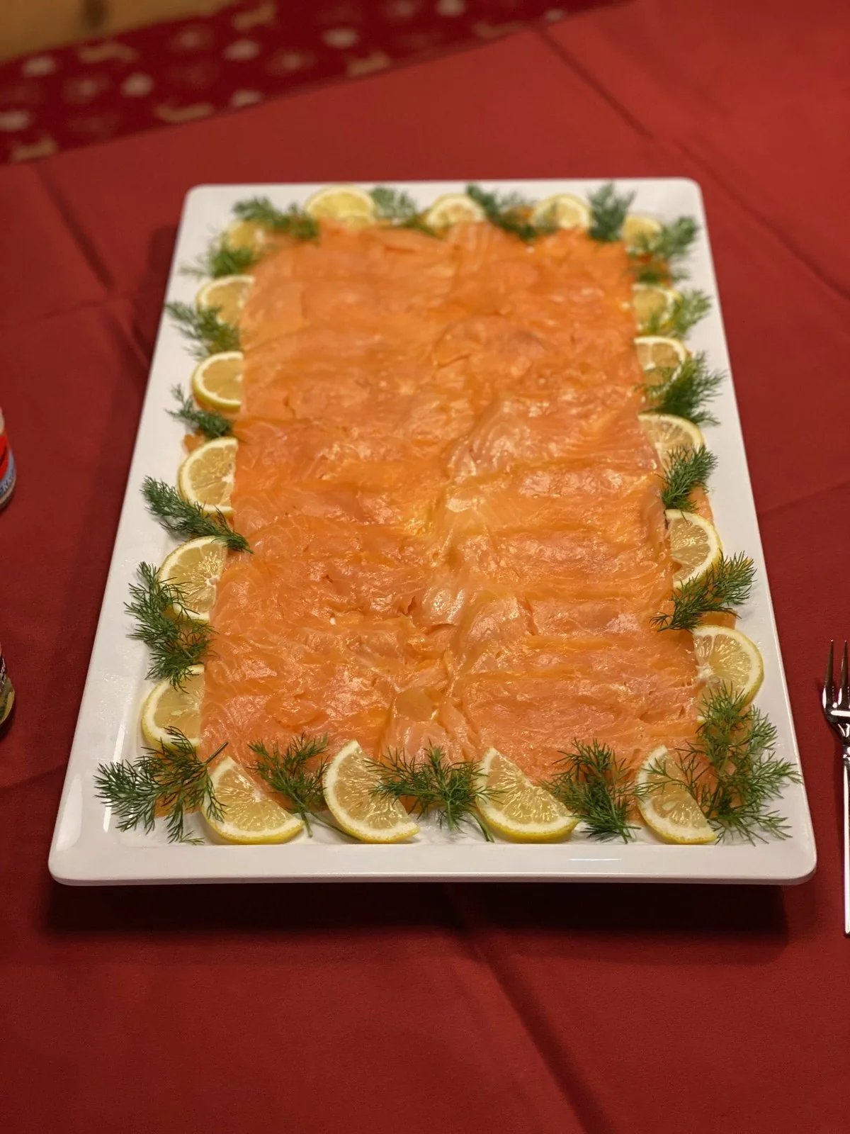 Lachsplatte mit Zitrone und Dill vom Buffet der Hirschalm