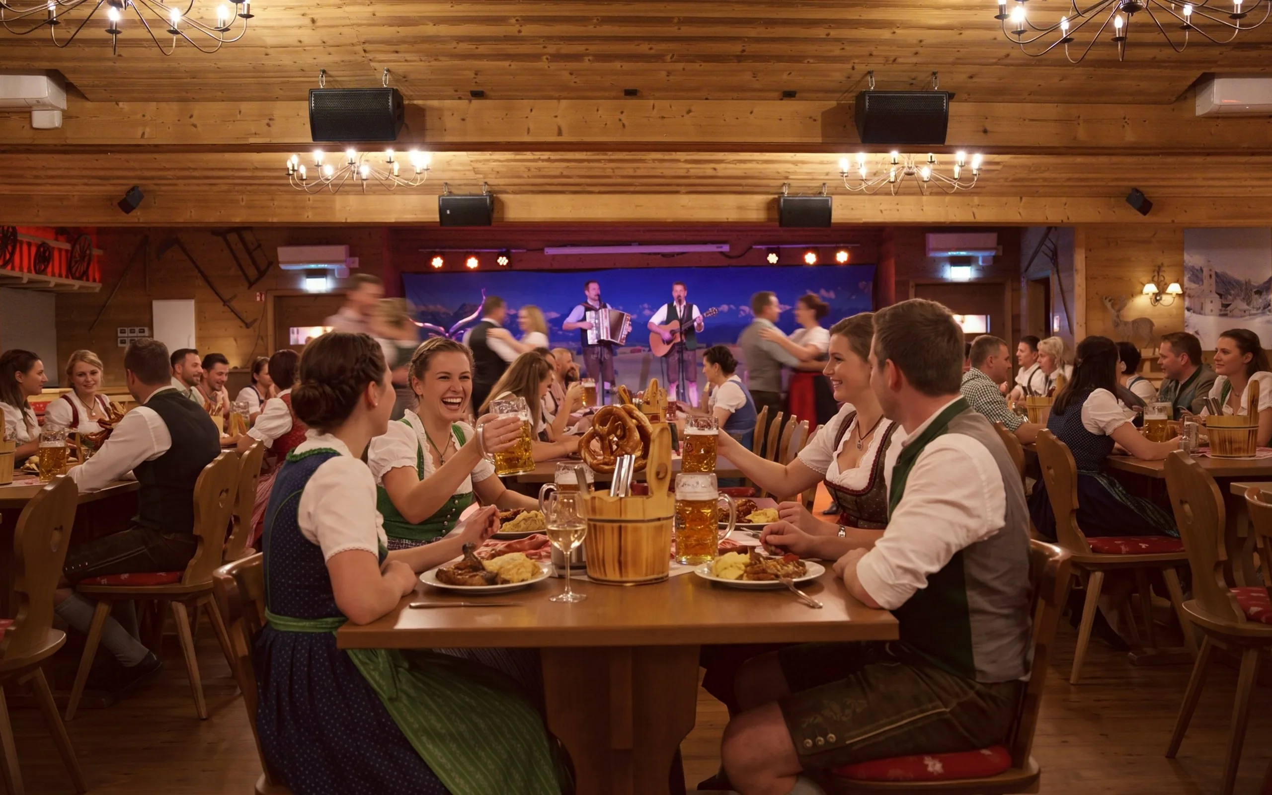 Menschen in traditioneller Kleidung feiern in der Hirschalm in Neustadt an der Weinstraße