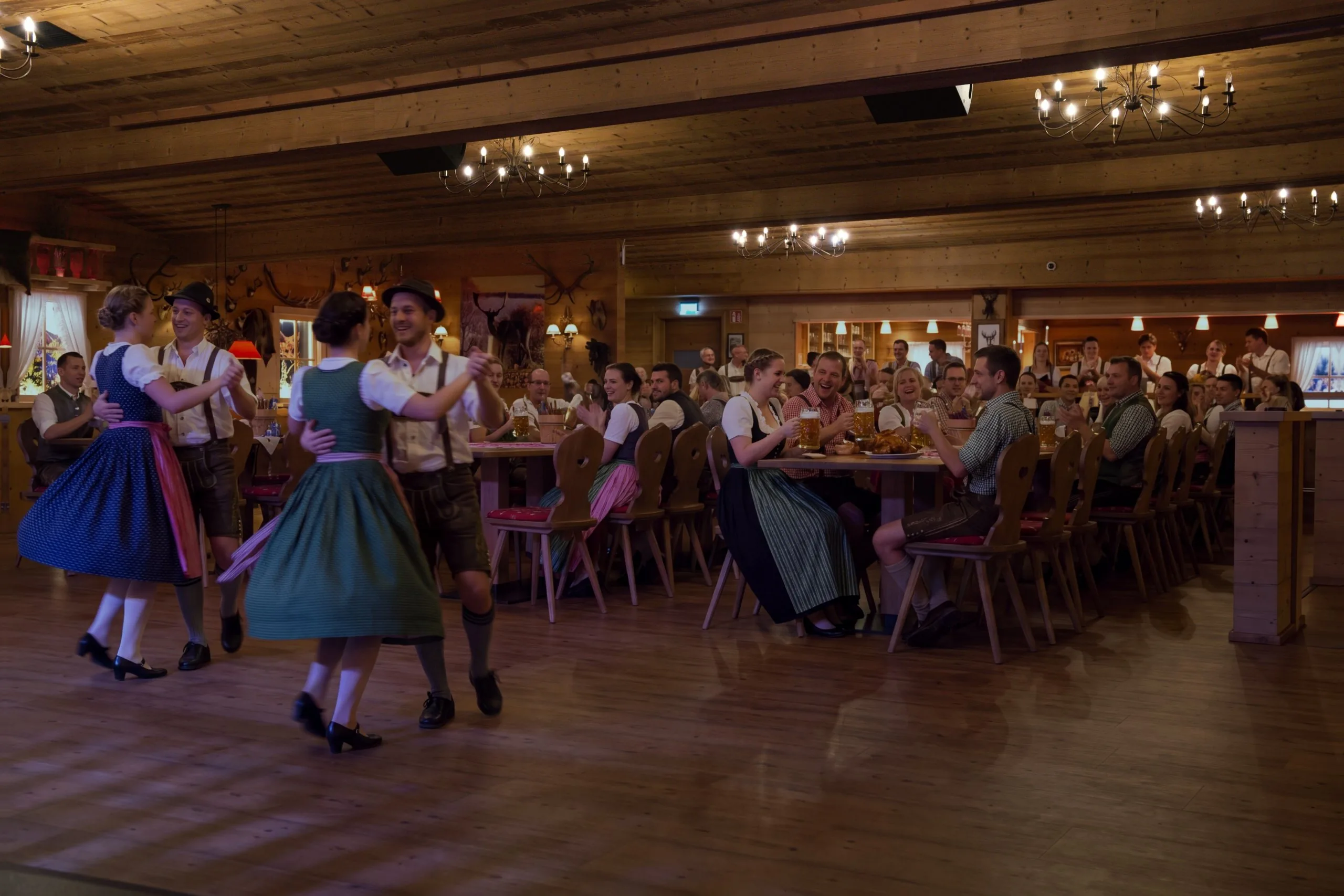 Oktoberfest-Stimmung mit Live-Musik in der Hirschalm