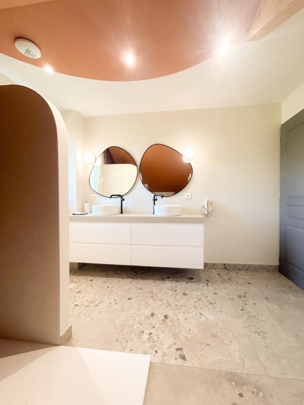 Salle de bain double vasque, bâti arrondi organique, architecte intérieur Gap