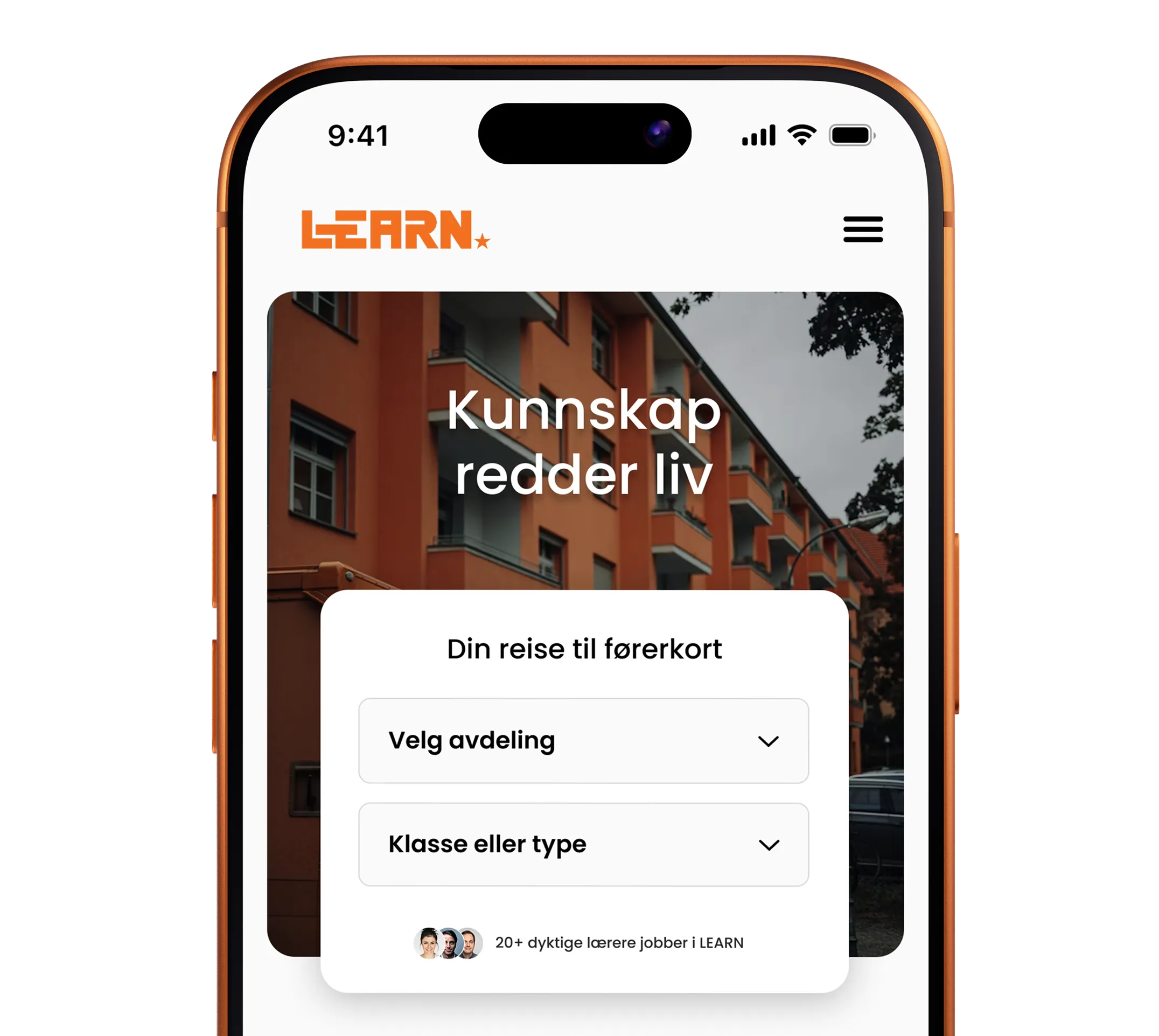 Nettside for en trafikkskole vist på en mobiltelefon
