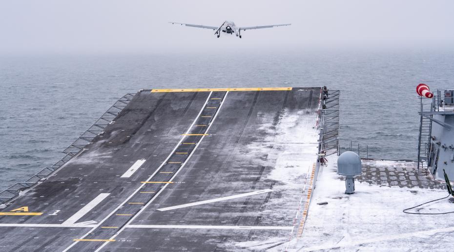 Unbemanntes Fluggerät beim Start von einem Flugzeugträger