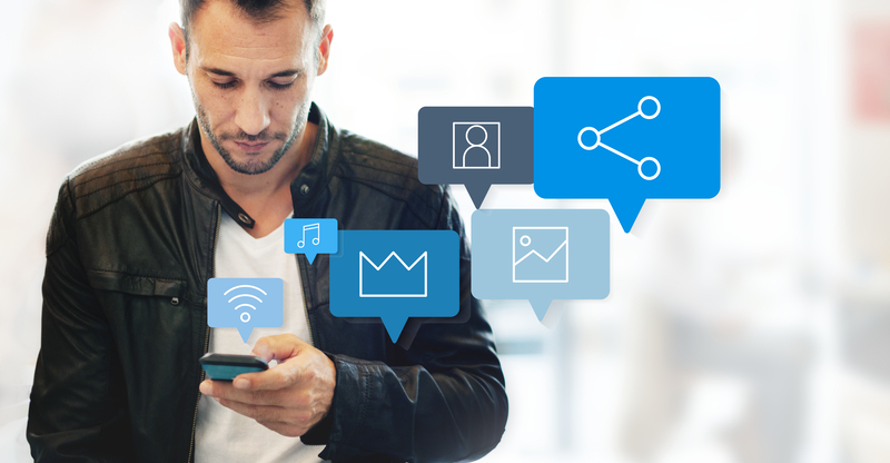 Homme envoyant des sms avec numéro virtuel dans un café