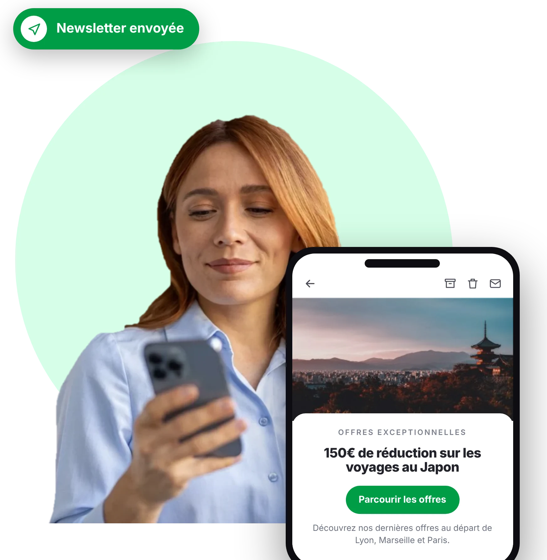 Une cliente consulte sur son téléphone une newsletter créée avec l'éditeur drag and drop