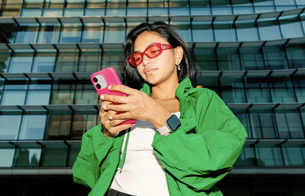 Femme consultant un SMS sur son smartphone