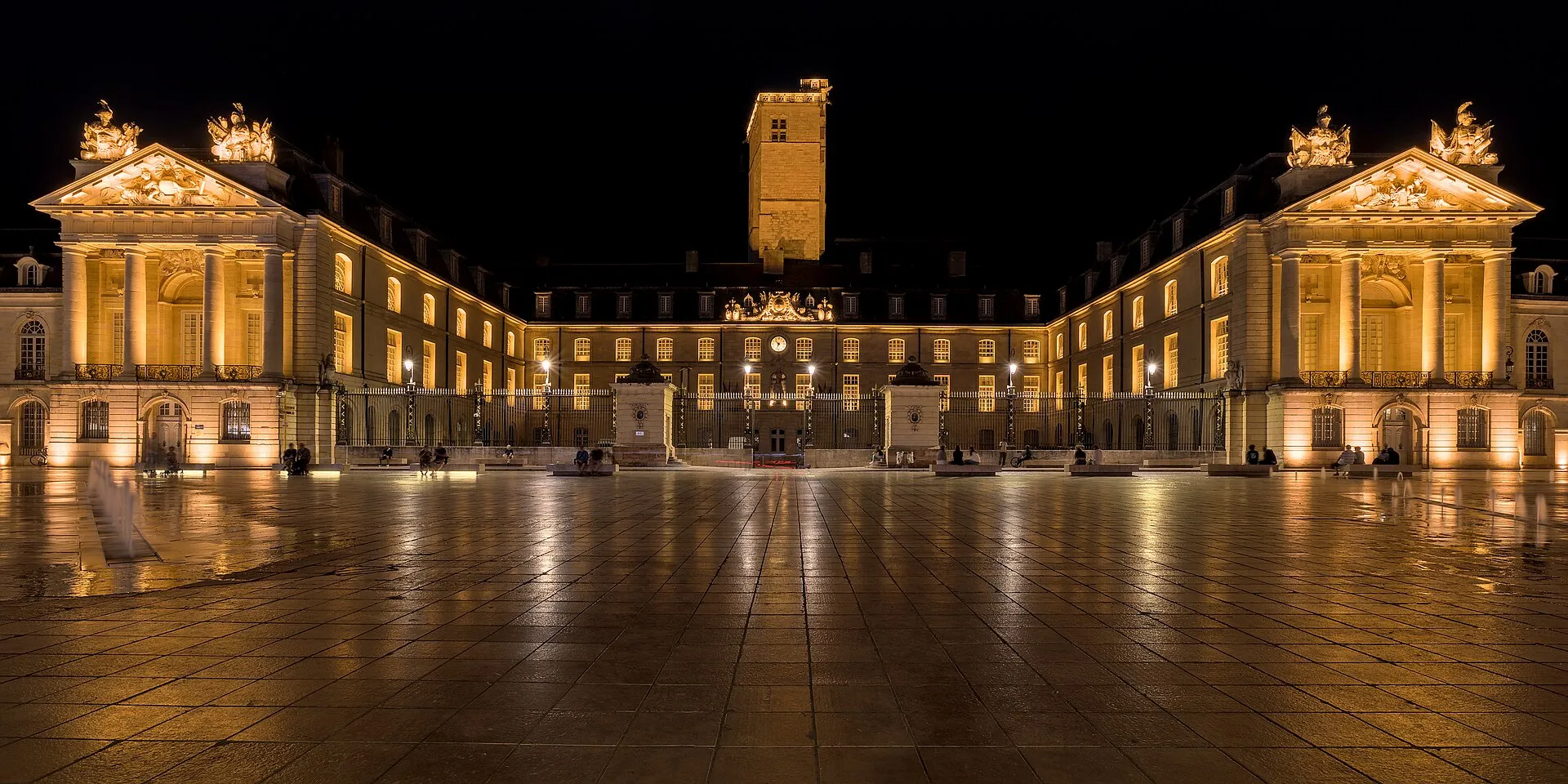 Place de la Libération et palais des ducs de Bourgogne à Dijon, de nuit