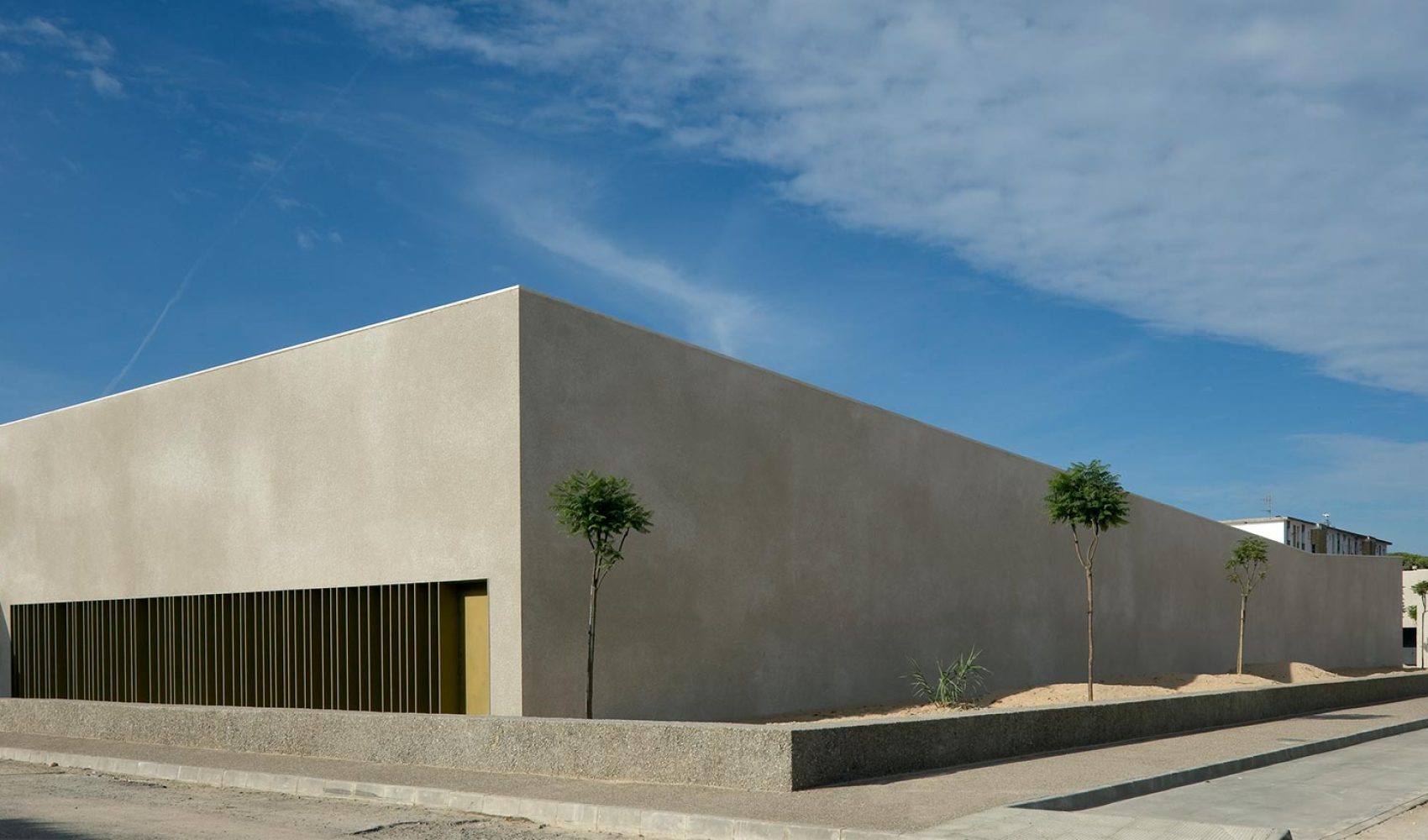 ArchDaily publica el centro de natación de Barbate proyectado por EDDEA