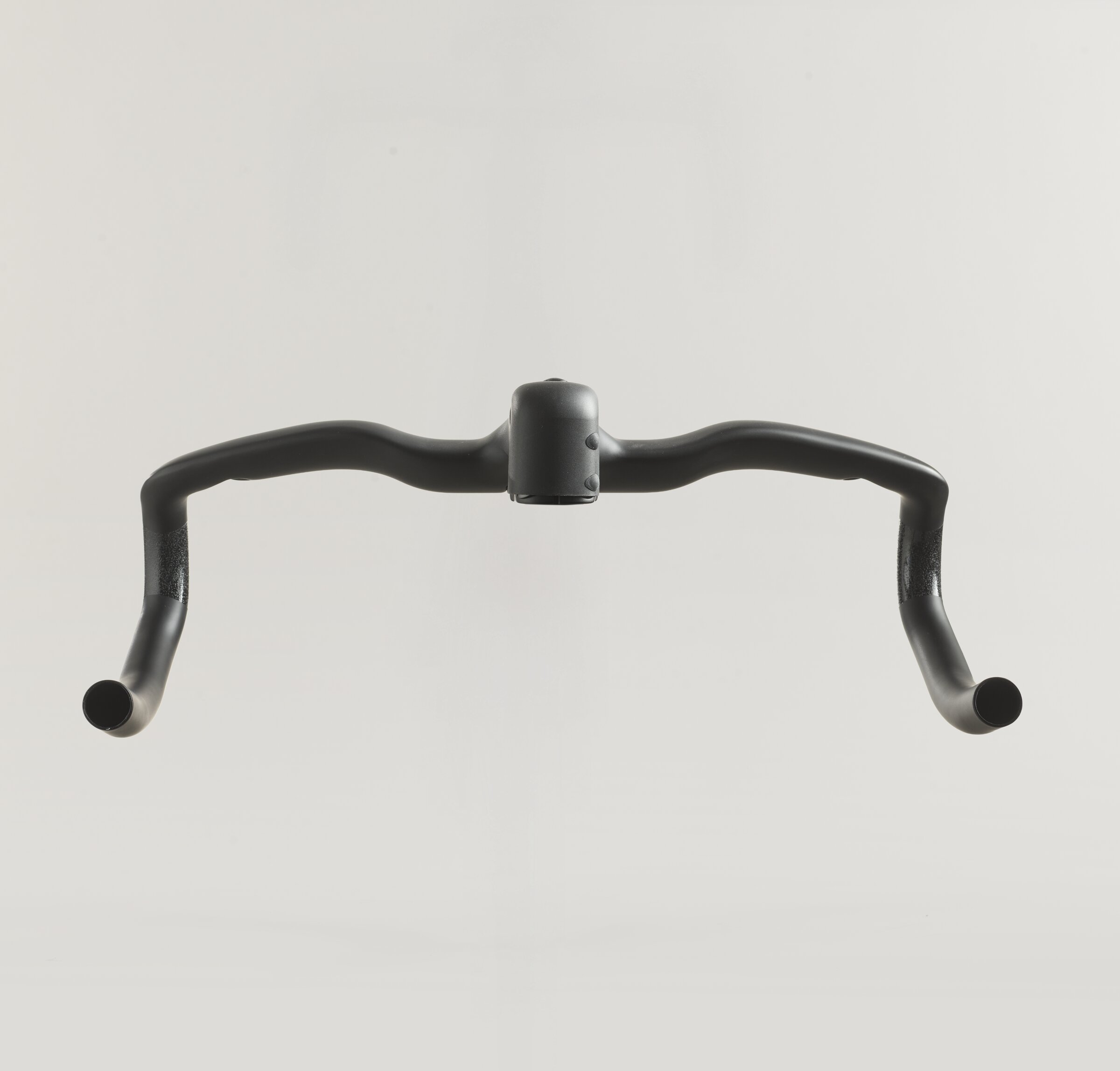 SWI integrated carbon cockpit from behind, showing the profile of the bar tops