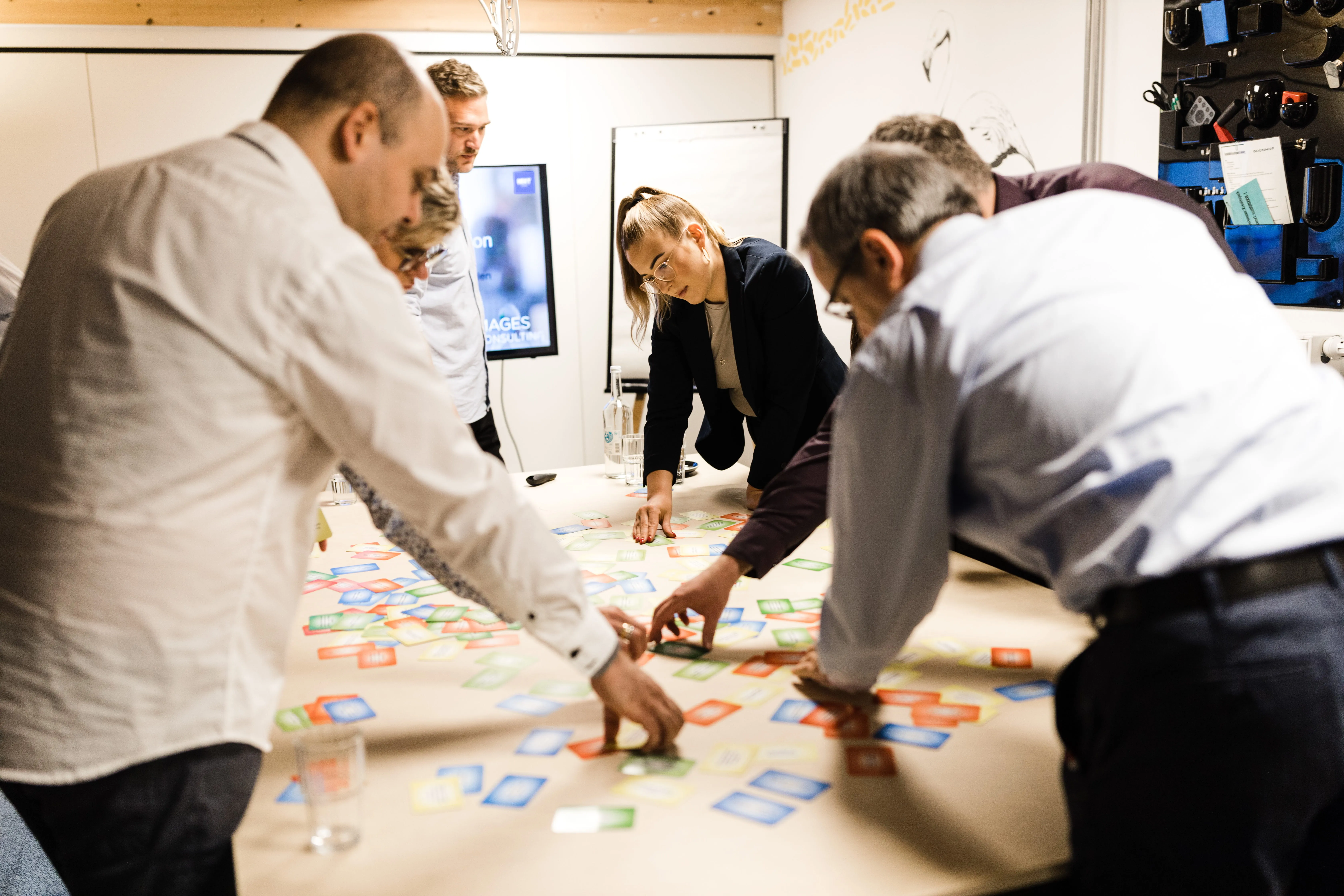 Projektteam von Mages Consulting im Workshop am Besprechungstisch