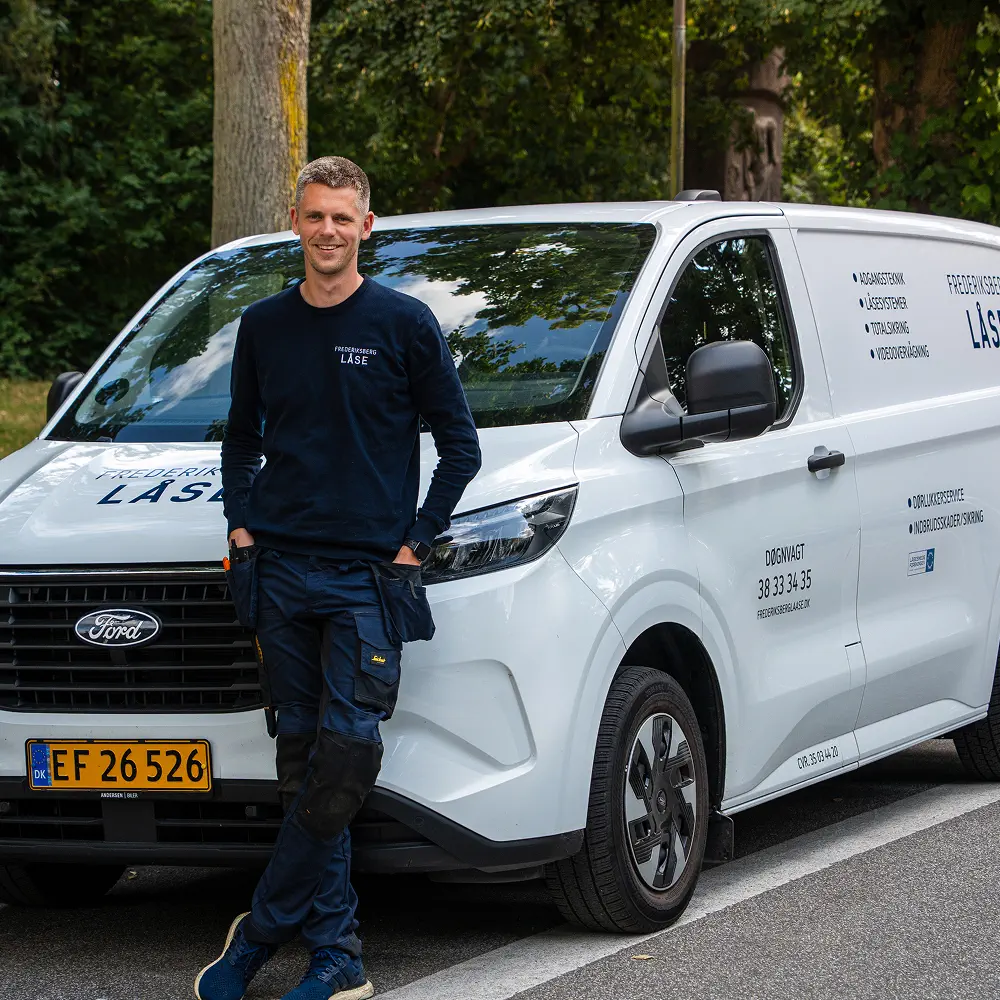 Medarbejder fra Frederiksberg Låse i arbejde