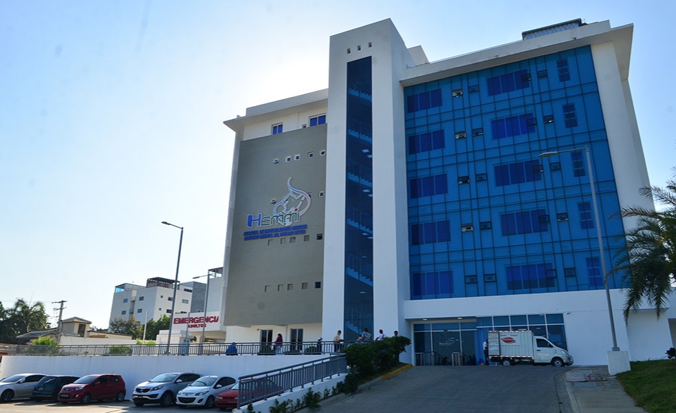 Edificio del Hospital HEMMI en la Av. Yapur Dumit, Santiago
