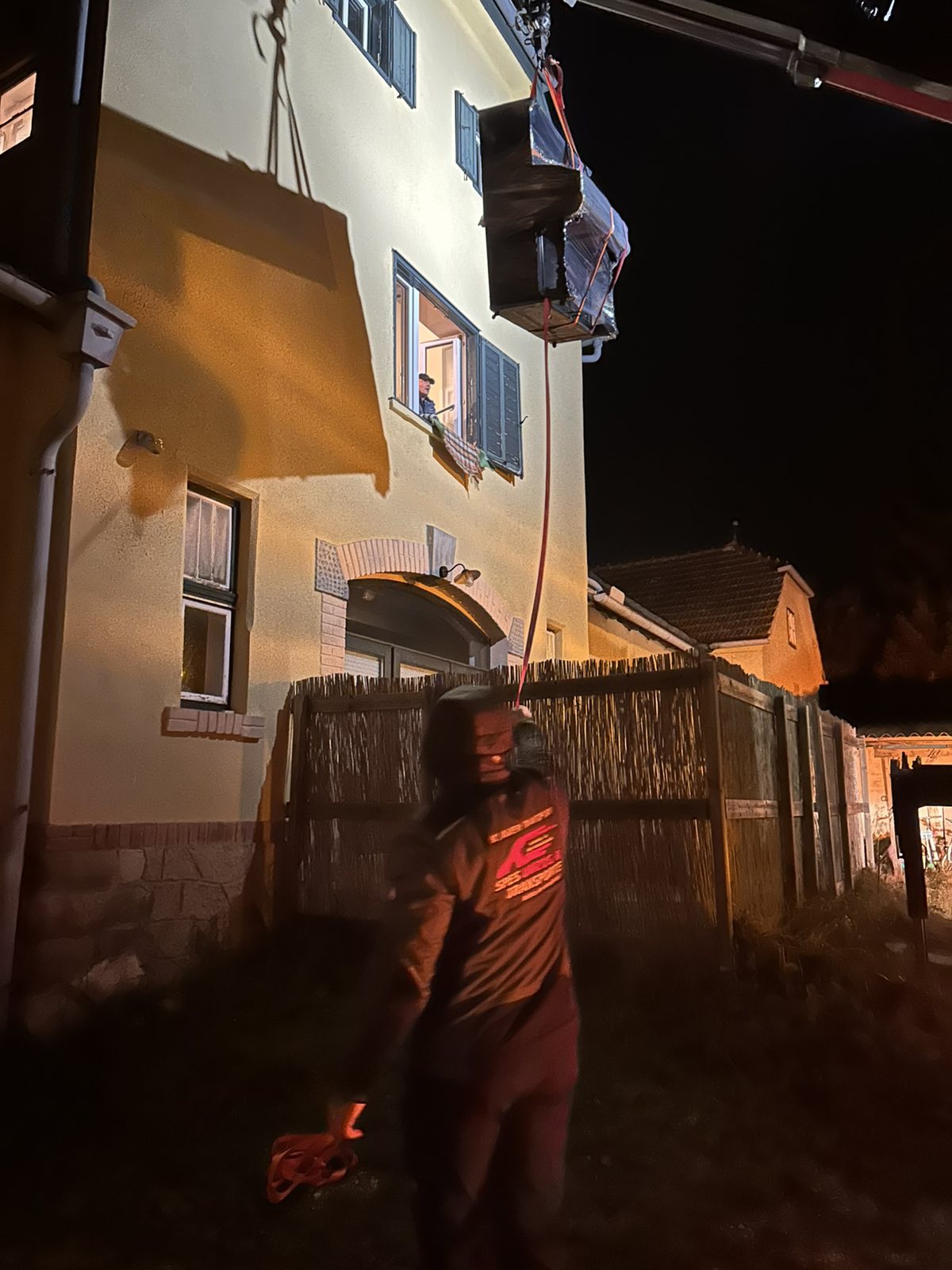 Klaviertransport mit Kran vor einem Wiener Haus