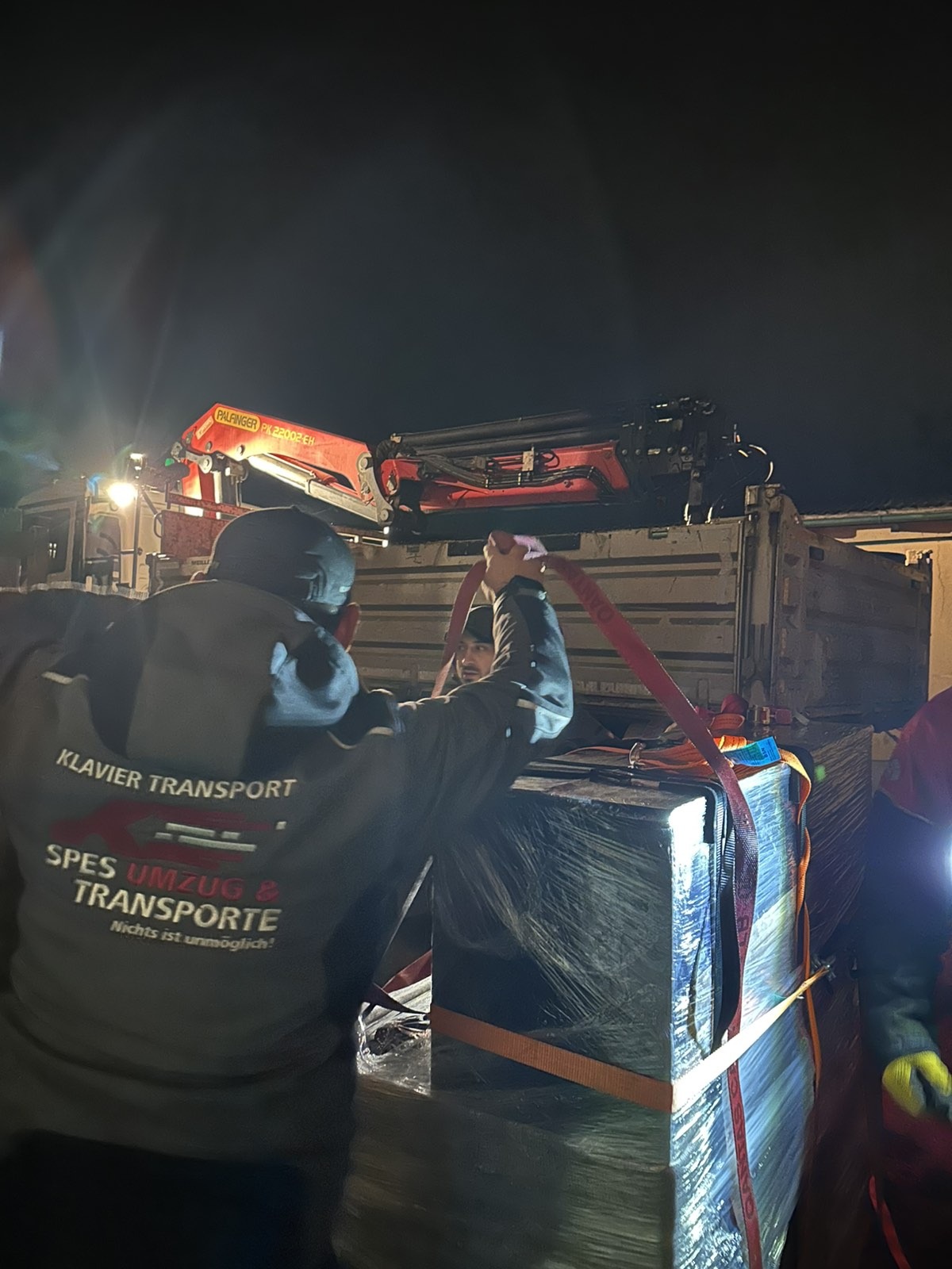 LKW-Transport — Klaviertransport außerhalb von Wien