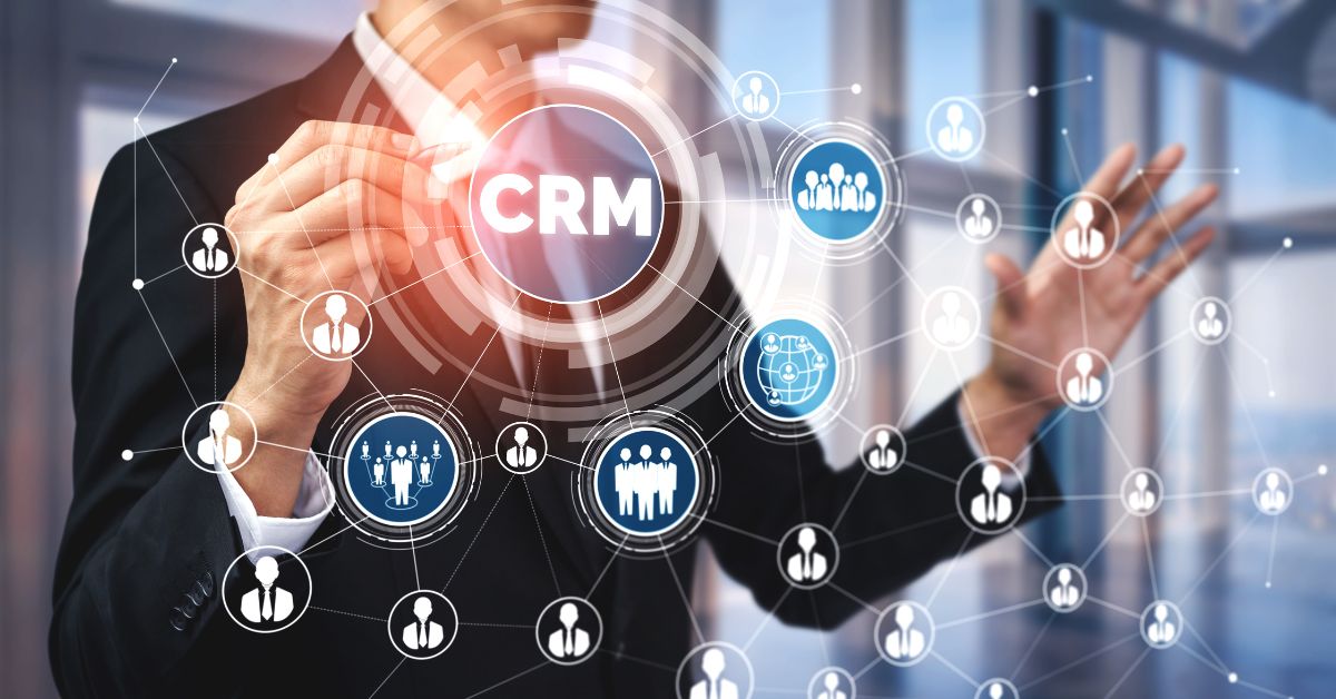 Hombre eligiendo un CRM en una pantalla táctil