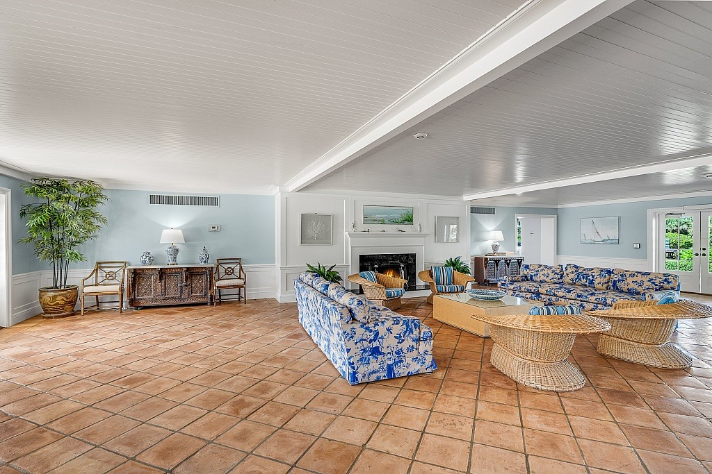 400 Beach foyer