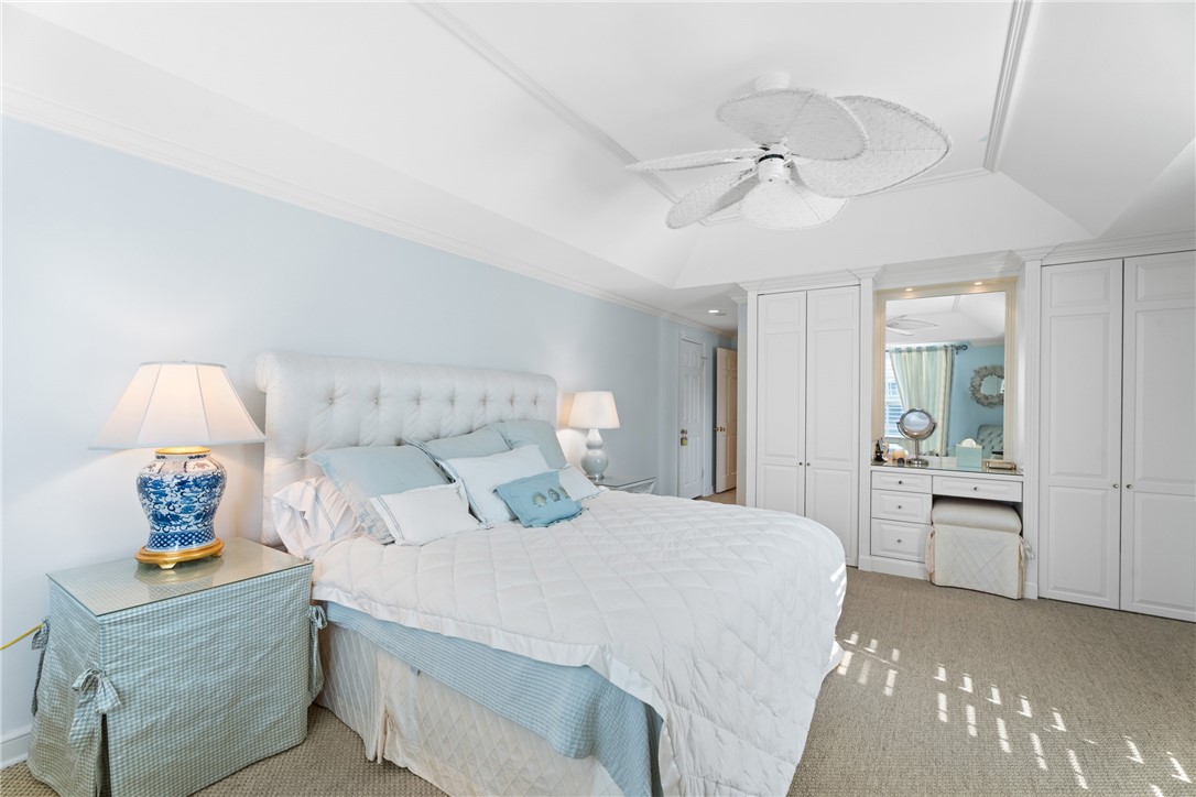 Recessed ceiling with an integrated ceiling fan