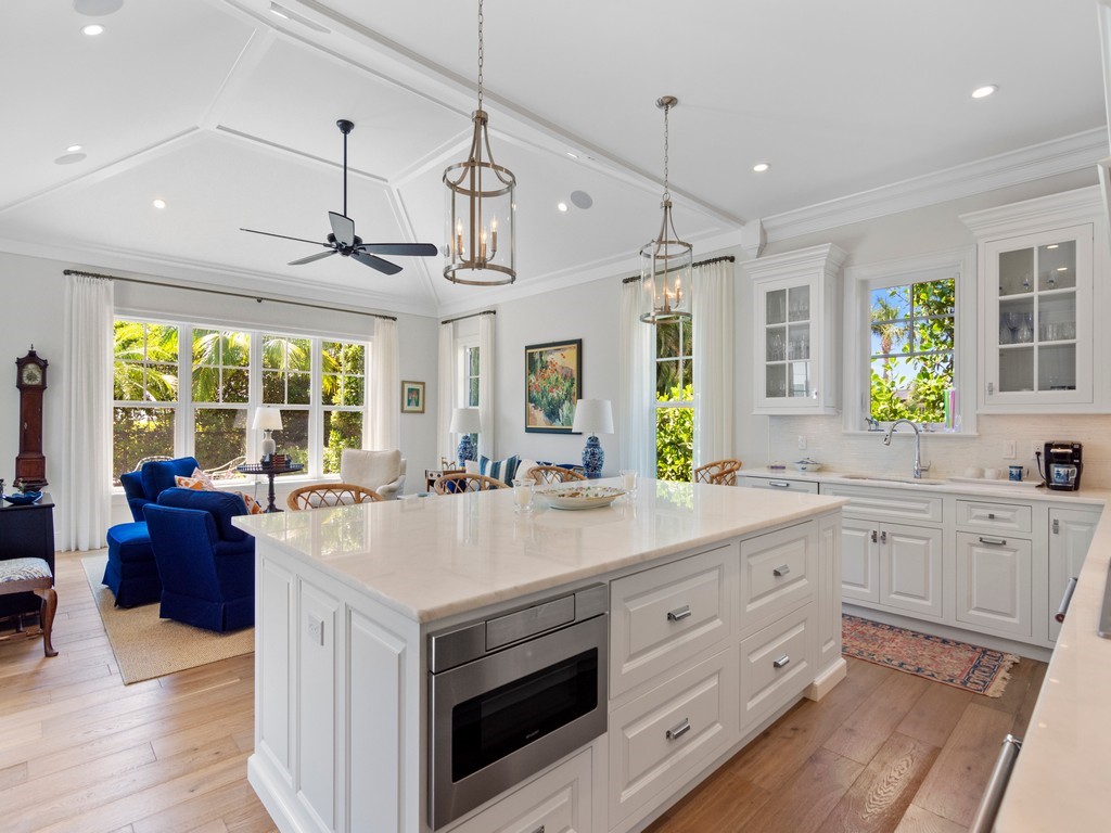 Airy Kitchen opens to Family Room