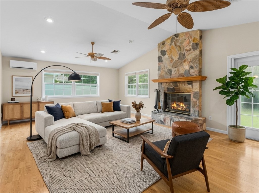 Flagstone Fireplace
Virtually Staged