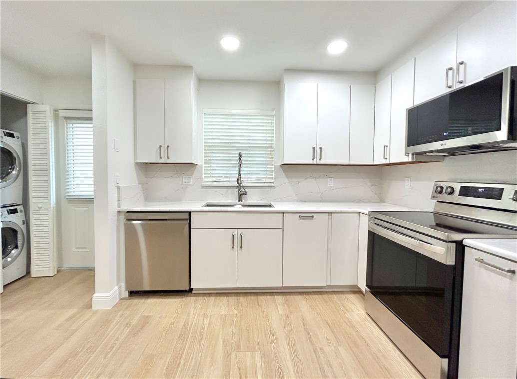 Kitchen with Full Size Washer/Dryer in Unit