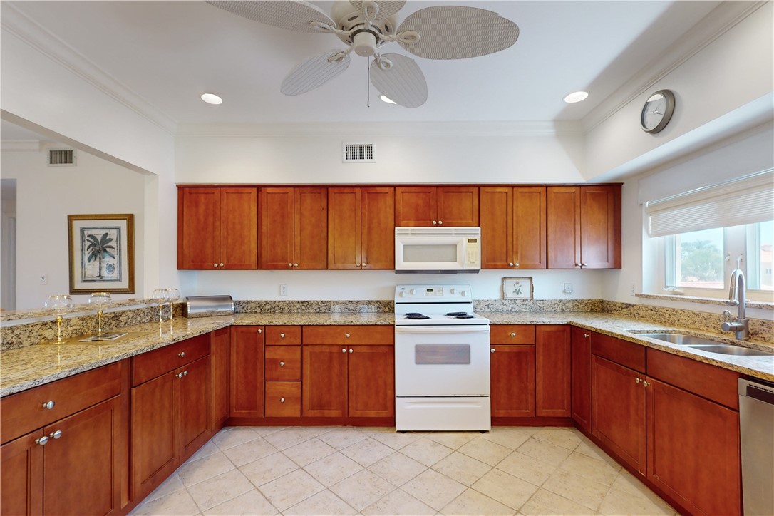 LOOK at this kitchen!!