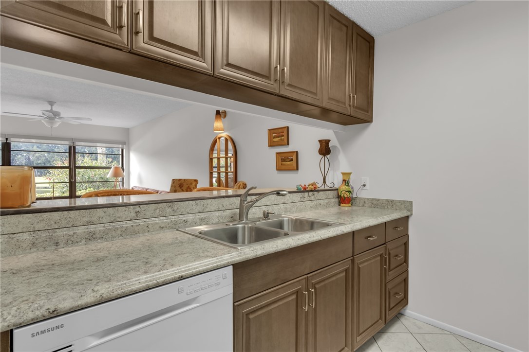 Upgraded kitchen w/ breakfast bar