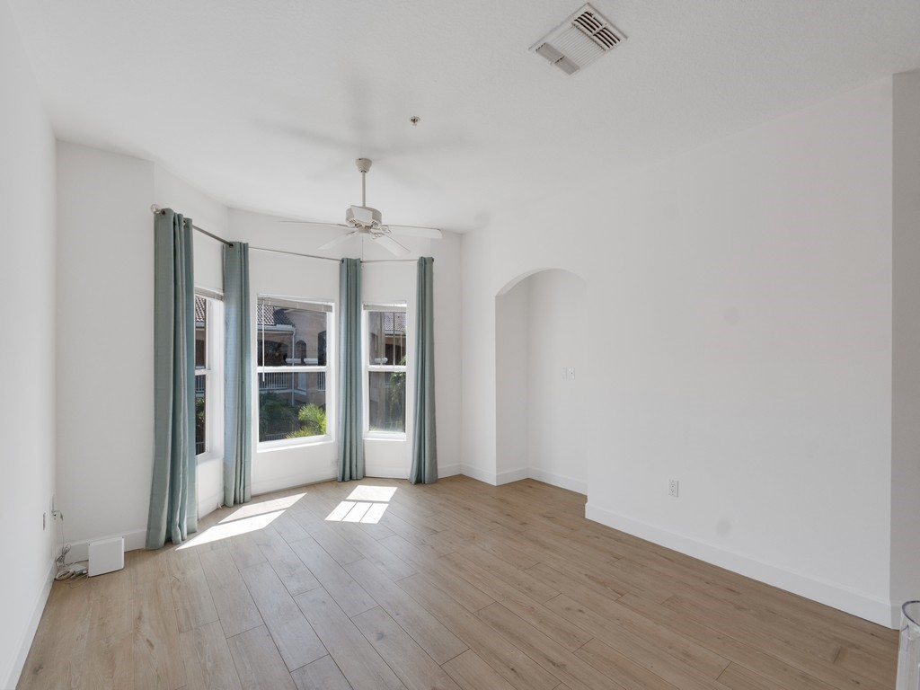 Spacious Living Room without virtual furnishing.Bay window with three vertical windows