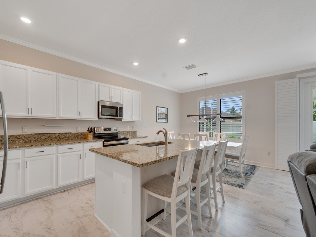 Granite kitchen w/ Island