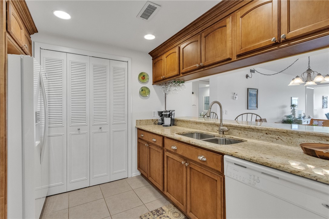 Beautifully upgraded kitchen w/ pantry