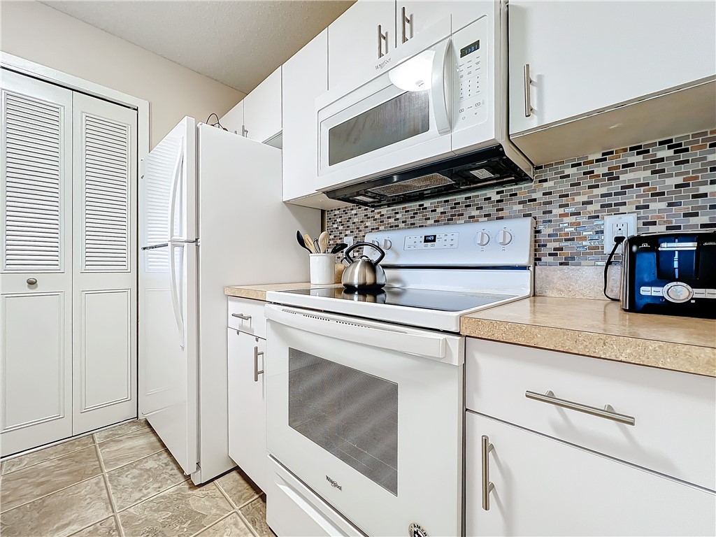 Kitchen w/ pantry