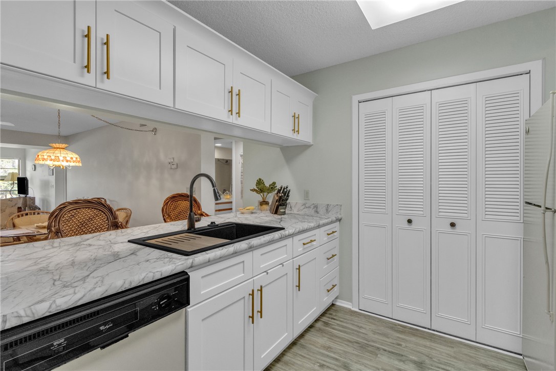 Kitchen w/ pantry