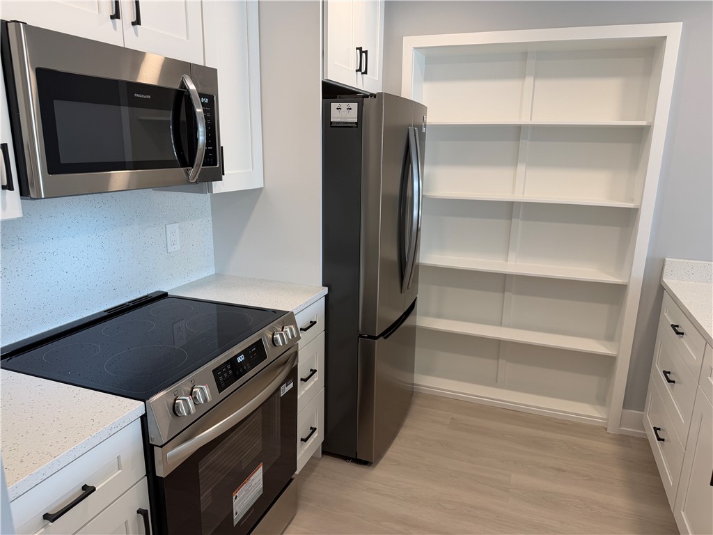 Kitchen built-in shelving unit and SS appliances