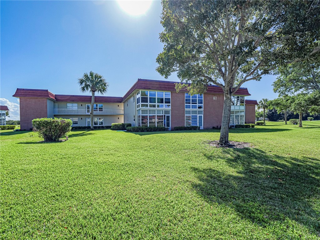 View of apartment building / complex