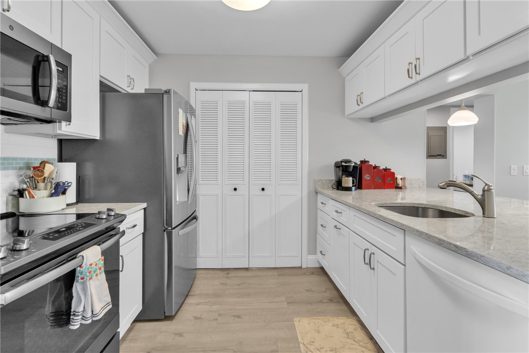 Beautiful upgraded kitchen w/ pantry