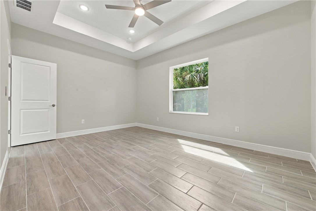 Tray ceiling with recessed lighting and a ceiling fan