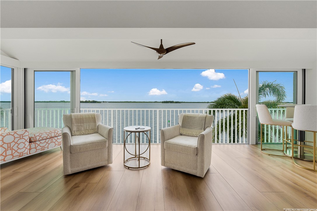 Custom PH condo with private dock for 20' boat