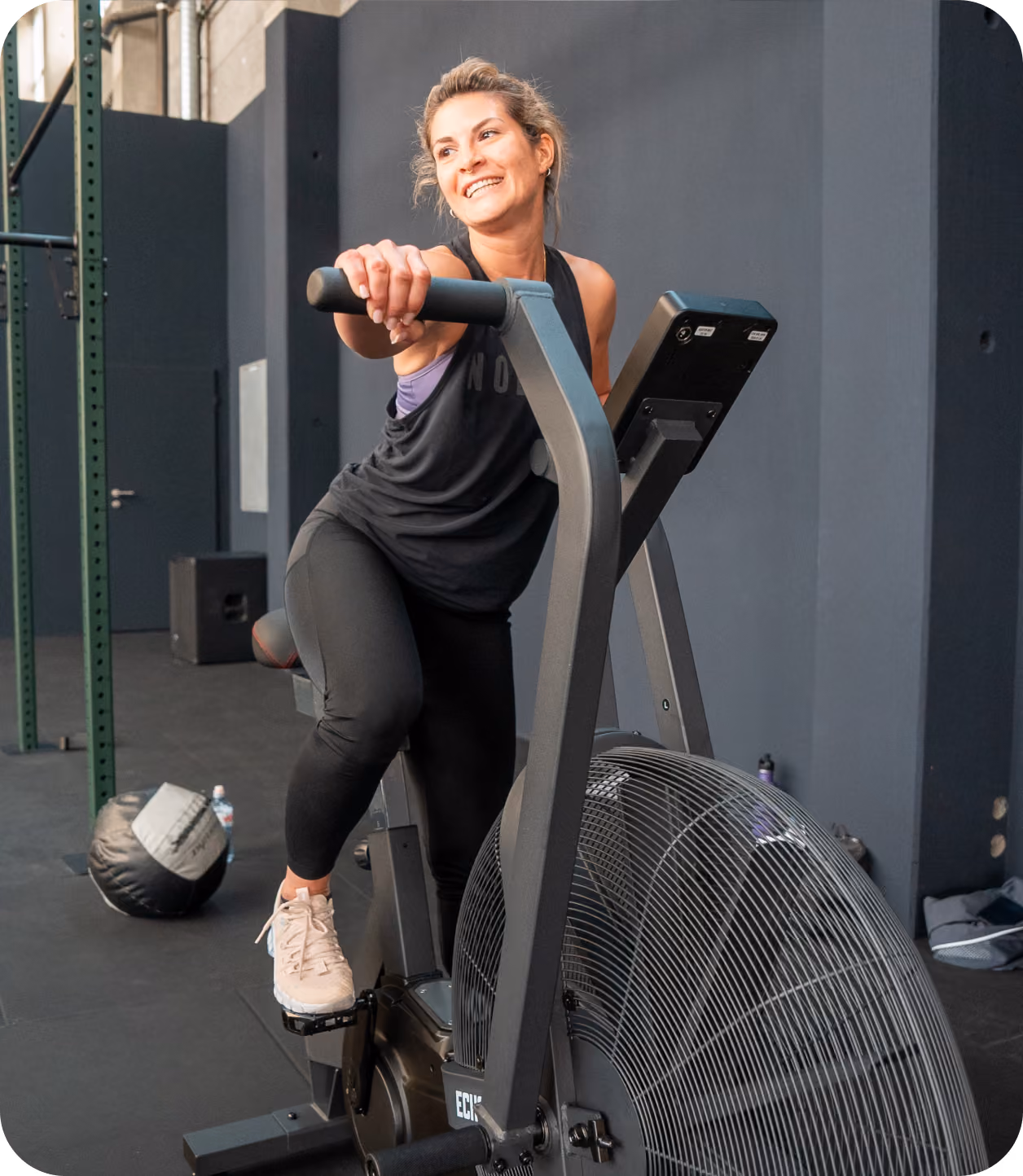 Frau trainiert auf einem Air Bike im CrossFit Baden