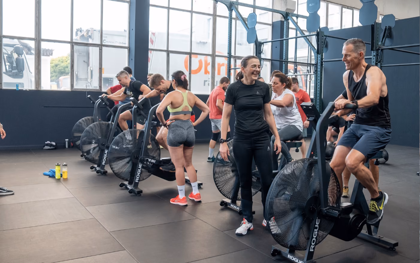 CrossFit-Gruppe beim gemeinsamen Ausdauertraining